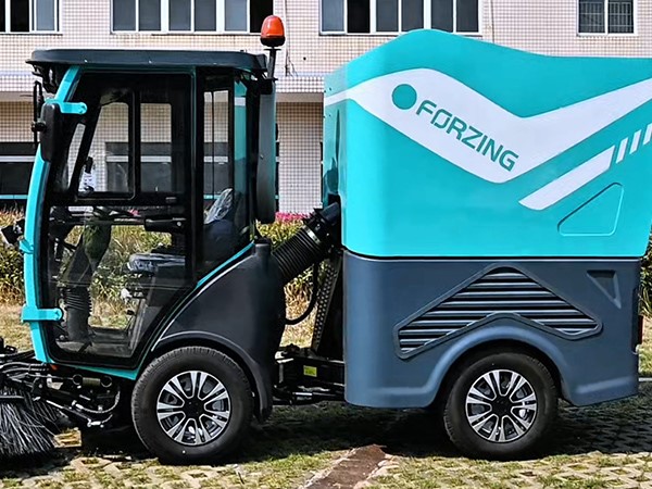 工厂内的狭窄过道、厂区内的绿道，纯电动扫路机都能轻松清扫